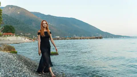 Invitada de una boda vestida de negro Invitada de una boda vestida de negro