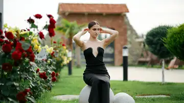 Invitada de una boda vestida de negro Invitada de una boda vestida de negro