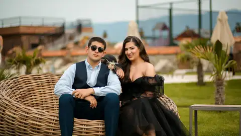 Invitada de una boda vestida de negro Invitada de una boda vestida de negro