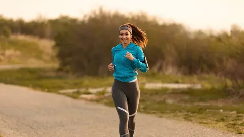 Mujer haciendo running Mujer haciendo running