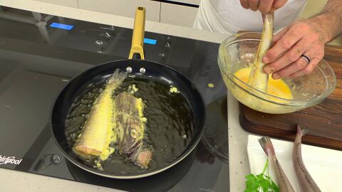 Pásalas por la crema de huevo y fríelas a fuego moderado