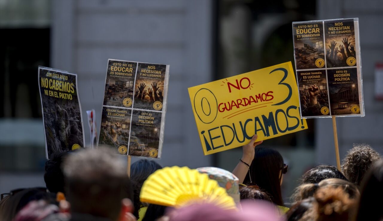 Concentraci&oacute;n de docentes de escuelas infantiles frente a la Consejer&iacute;a de Educaci&oacute;n, Ciencia y Universidades