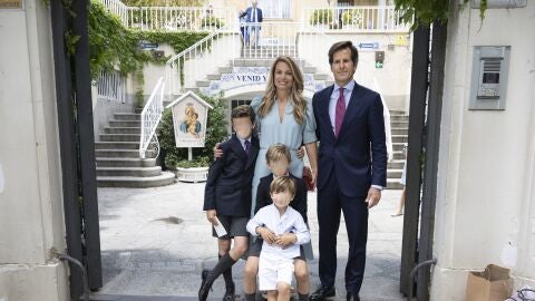 Antonio Matos y Carla Goyanes junto a sus tres hijos