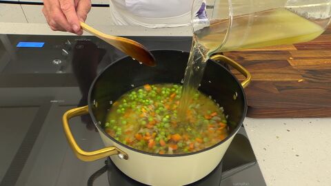 Vierte el caldo, sazona y cocina a fuego suave