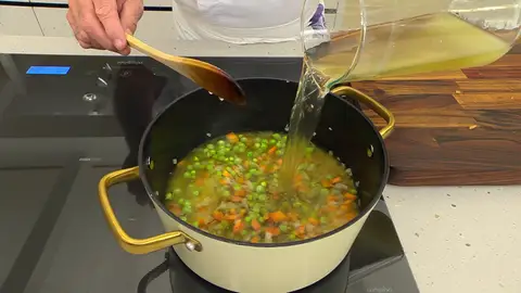 Vierte el caldo, sazona y cocina a fuego suave Vierte el caldo, sazona y cocina a fuego suave