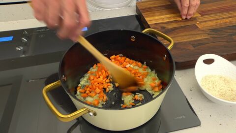 Pela y pica la cebolleta y el ajo e introdúcelos en la cazuela