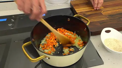 Pela y pica la cebolleta y el ajo e introdúcelos en la cazuela Pela y pica la cebolleta y el ajo e introdúcelos en la cazuela