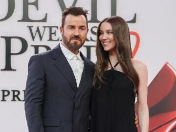 Justin Theroux y Nicole Brydon Bloom reaparecen en la premiere de El diablo viste de Prada 2
