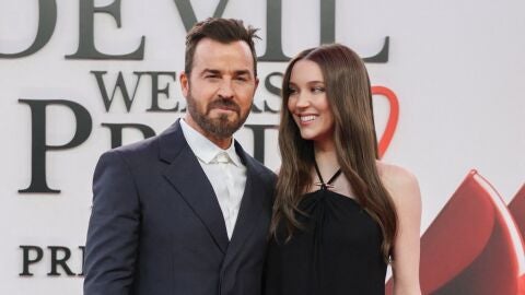 Justin Theroux y Nicole Brydon Bloom reaparecen en la premiere de El diablo viste de Prada 2