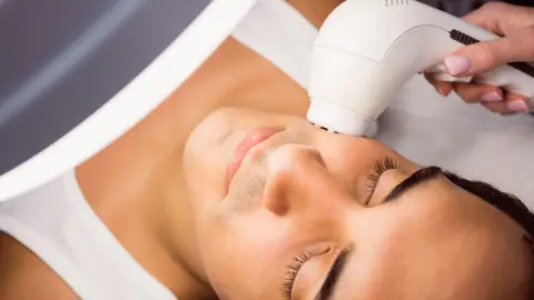 Hombre haciéndose un tratamiento facial con láser Hombre haciéndose un tratamiento facial con láser