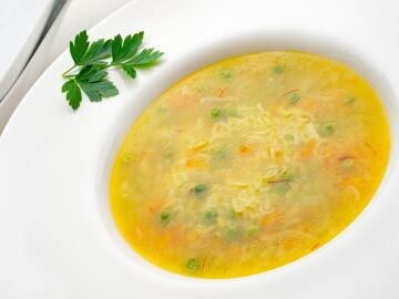 Karlos Argui&ntilde;ano elabora una sopa de arroz, zanahoria y guisantes: "Natural, con ingredientes frescos y muy digestiva"