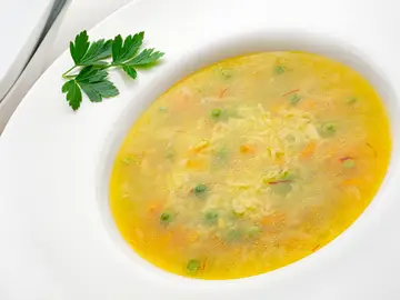 Karlos Arguiñano elabora una sopa de arroz, zanahoria y guisantes: "Natural, con ingredientes frescos y muy digestiva" Karlos Arguiñano elabora una sopa de arroz, zanahoria y guisantes: "Natural, con ingredientes frescos y muy digestiva"