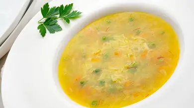 Karlos Arguiñano elabora una sopa de arroz, zanahoria y guisantes: Karlos Arguiñano elabora una sopa de arroz, zanahoria y guisantes: