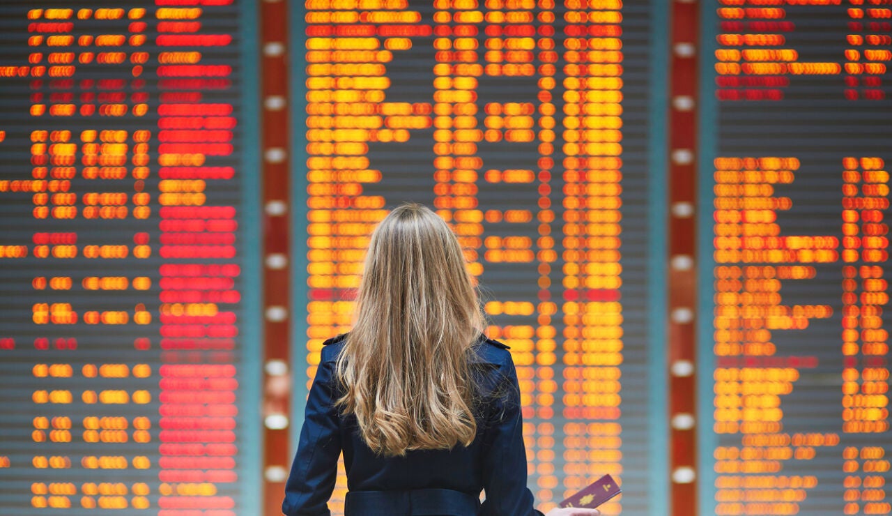 Mujer mirando los vuelos cancelados