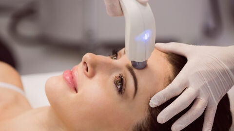 Mujer haciéndose un tratamiento facial con láser