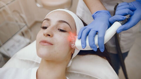 Mujer haciéndose un tratamiento facial con láser