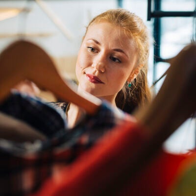 Mujer comprando ropa de deporte