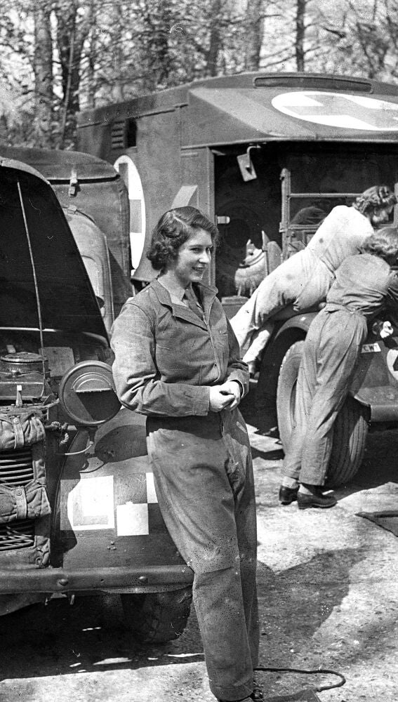 Isabel II de Inglaterra recibiendo formación militar