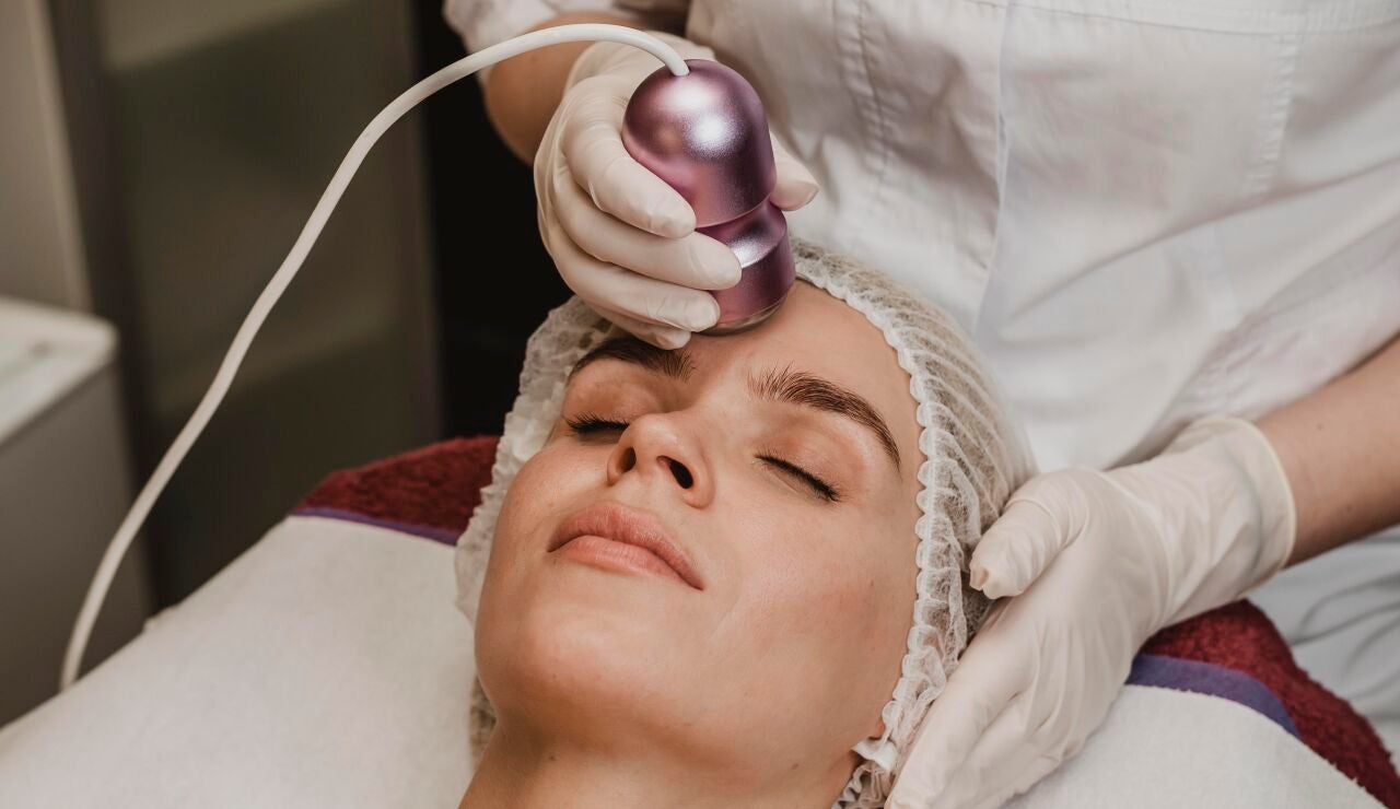 Mujer haci&eacute;ndose un tratamiento facial con l&aacute;ser