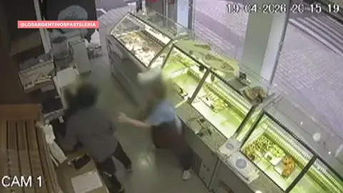 La pastelera enfrentándose al ladrón La pastelera enfrentándose al ladrón