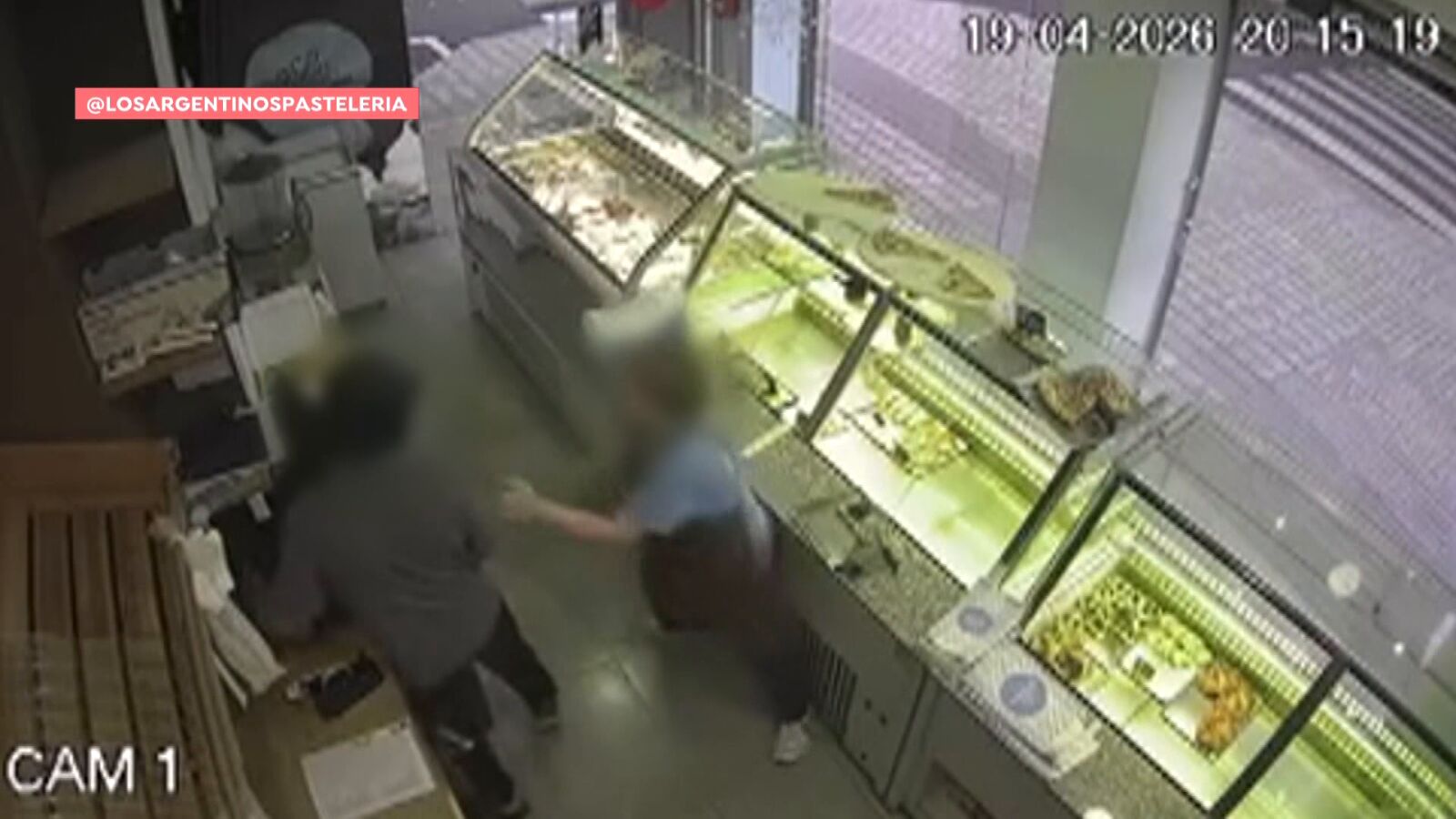 VÍDEO: Una empleada de una pastelería se enfrenta a un ladrón y evita que robe la caja