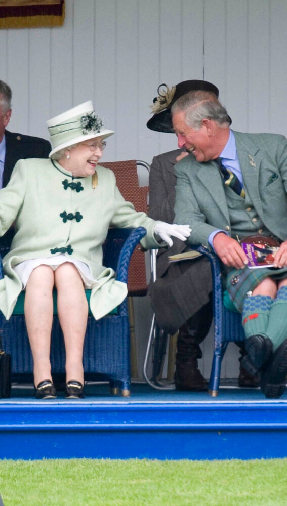 Isabel II de Inglaterra y Felipe de Edimburgo en un ataque de risa