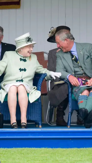 Isabel II de Inglaterra y Felipe de Edimburgo en un ataque de risa Isabel II de Inglaterra y Felipe de Edimburgo en un ataque de risa