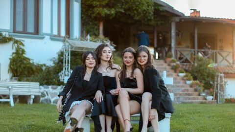 Invitadas de una boda vestidas de negro