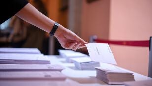 Papeletas para votar de los distintos partidos pol&iacute;ticos preparadas en un colegio electoral.