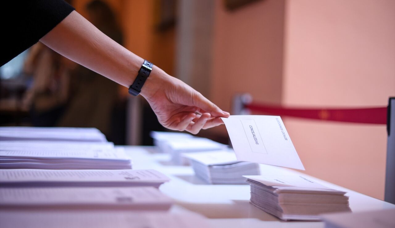 Papeletas para votar de los distintos partidos pol&iacute;ticos preparadas en un colegio electoral.