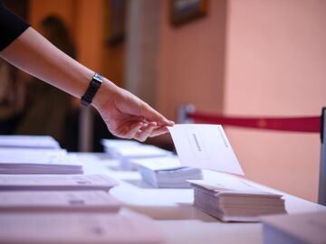 Papeletas para votar de los distintos partidos pol&iacute;ticos preparadas en un colegio electoral.