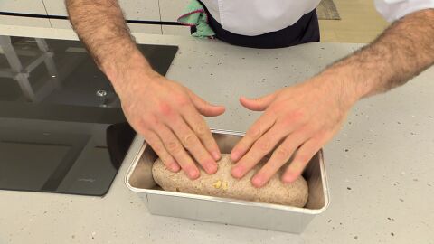 Ponla en un molde alargado