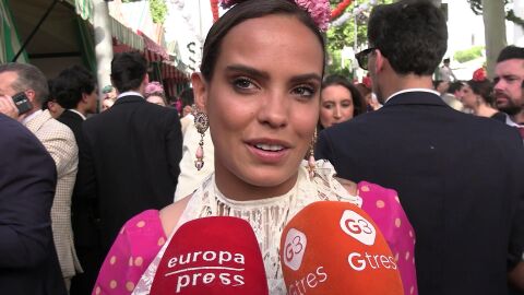 Gloria Camila con la prensa en la Feria de Abril