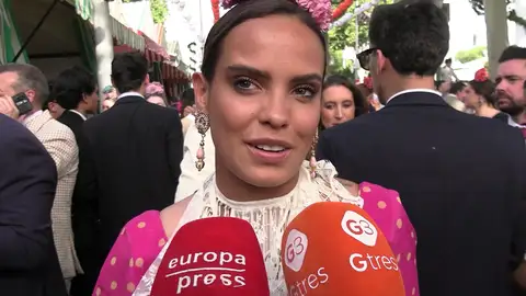 Gloria Camila con la prensa en la Feria de Abril Gloria Camila con la prensa en la Feria de Abril