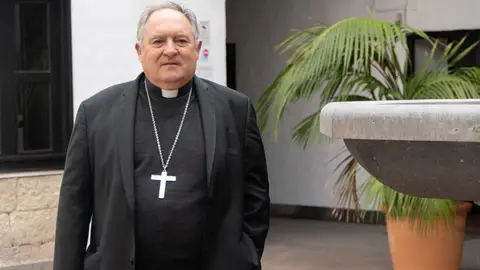 El obispo de Canarias: "A mucha gente habría que meterla cinco días en un cayuco sin comer" El obispo de Canarias: "A mucha gente habría que meterla cinco días en un cayuco sin comer"