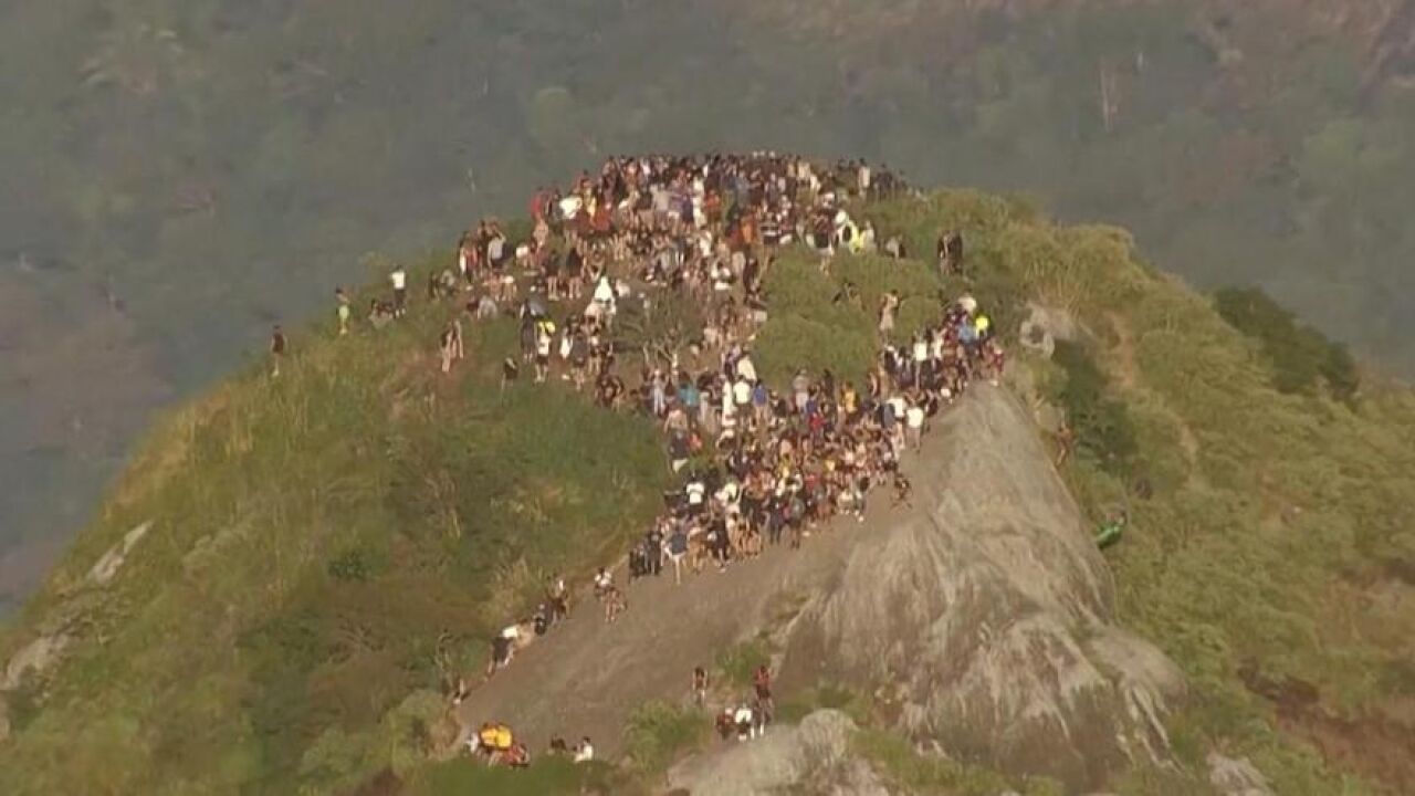 VIDEO: Unos 200 turistas quedan atrapados en una colina de Río de Janeiro durante una operación contra el narcotráfico