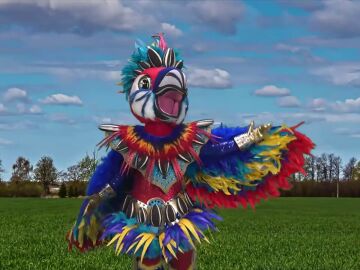 Loro vuela al campo en las nuevas pistas de Mask Singer y se convierte en todo un br&oacute;ker de Wall Street