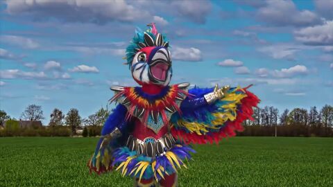 Loro vuela al campo en las nuevas pistas de Mask Singer y se convierte en todo un br&oacute;ker de Wall Street