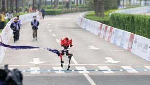Robot humanoide "Flash" del equipo Jueyingchitu en la versi&oacute;n de control remota