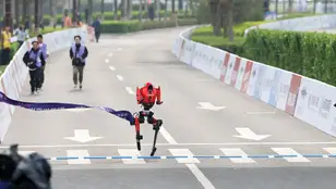 Robot humanoide "Flash" del equipo Jueyingchitu en la versión de control remota