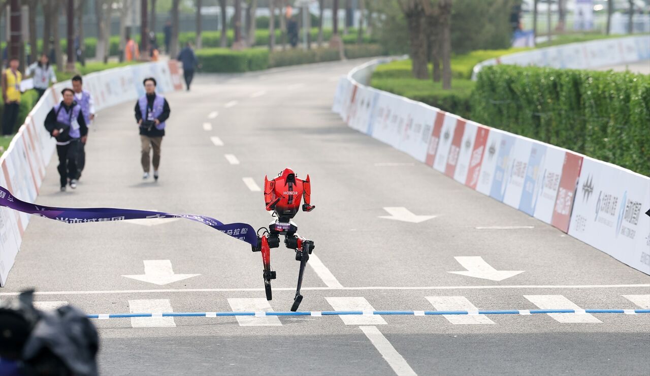 Robot humanoide "Flash" del equipo Jueyingchitu en la versi&oacute;n de control remota