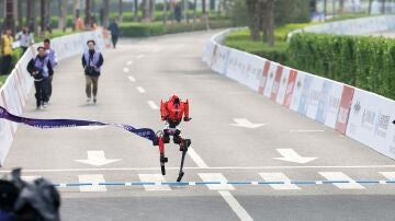Robot humanoide "Flash" del equipo Jueyingchitu en la versi&oacute;n de control remota