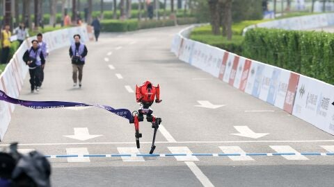 Robot humanoide "Flash" del equipo Jueyingchitu en la versi&oacute;n de control remota