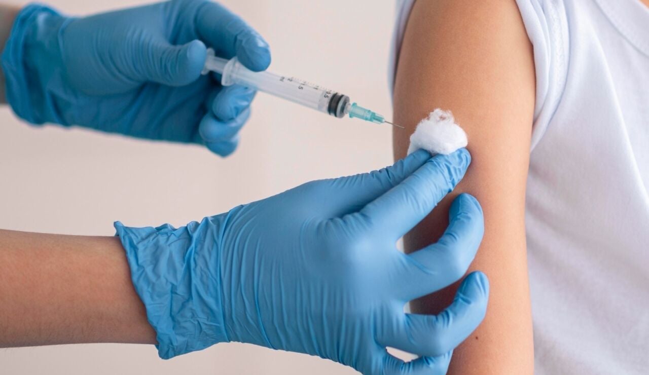 Imagen de archivo de un menor vacun&aacute;ndose de meningitis