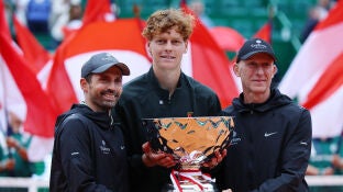 Simone Vagnozzi, junto a Sinner y Cahill tras la final de Montecarlo