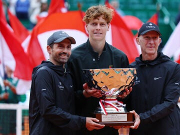 Simone Vagnozzi, junto a Sinner y Cahill tras la final de Montecarlo