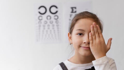 Niña en la consulta del oculista