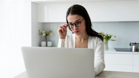 Mujer con gafas delante de un ordenador