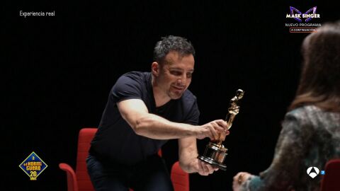 La lecci&oacute;n magistral de Alejandro Amen&aacute;bar a dos estudiantes de cine: &iexcl;les ense&ntilde;a su Oscar!