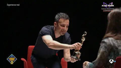 La lección magistral de Alejandro Amenábar a dos estudiantes de cine: ¡les enseña su Oscar! La lección magistral de Alejandro Amenábar a dos estudiantes de cine: ¡les enseña su Oscar!